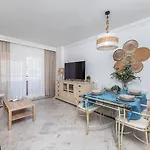 - Marina Banus, Puerto Banus, 2br Location, Pool & Parking Appartement