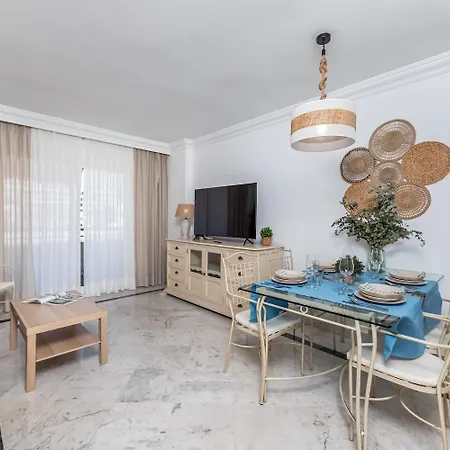 - Marina Banus, Puerto Banus, 2br Location, Pool & Parking Lejlighed