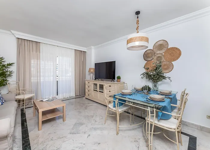 - Marina Banus, Puerto Banus, 2br Location, Pool & Parking Lejlighed