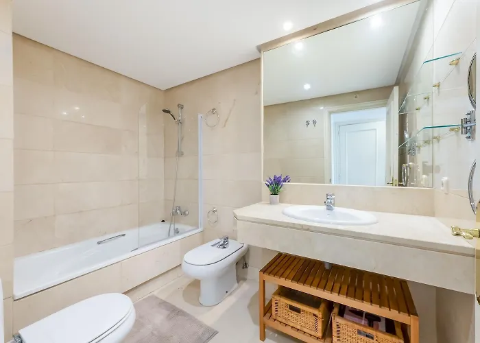 - Marina Banus, Puerto Banus, 2br Location, Pool & Parking Apartment *