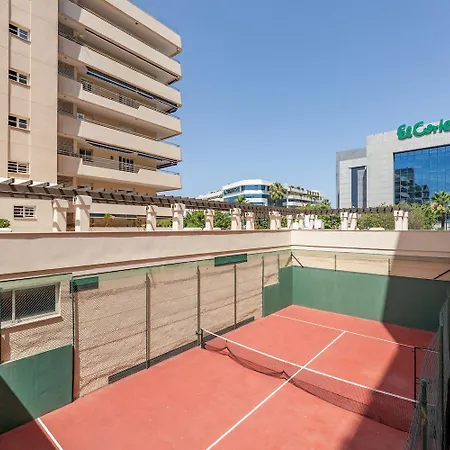 - Marina Banus, Puerto Banus, 2br Location, Pool & Parking Daire *